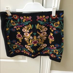 Ladies multicolor mini skirt by Umgee. Size M.